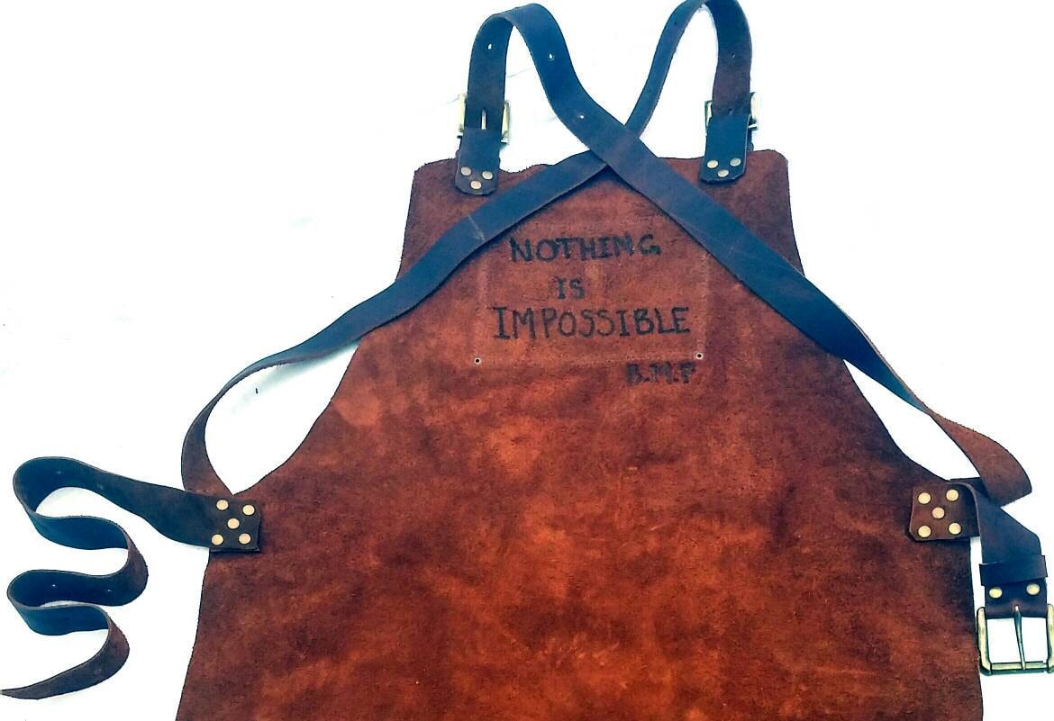 Gebrandete Arbeitsschürze Aus Leder Mit Messingschnallen Und Hammerschlaufe Gebrandete Arbeitsschürze Aus Leder Mit Messingschnallen Und Hammerschlaufe von CyclonaDesigns