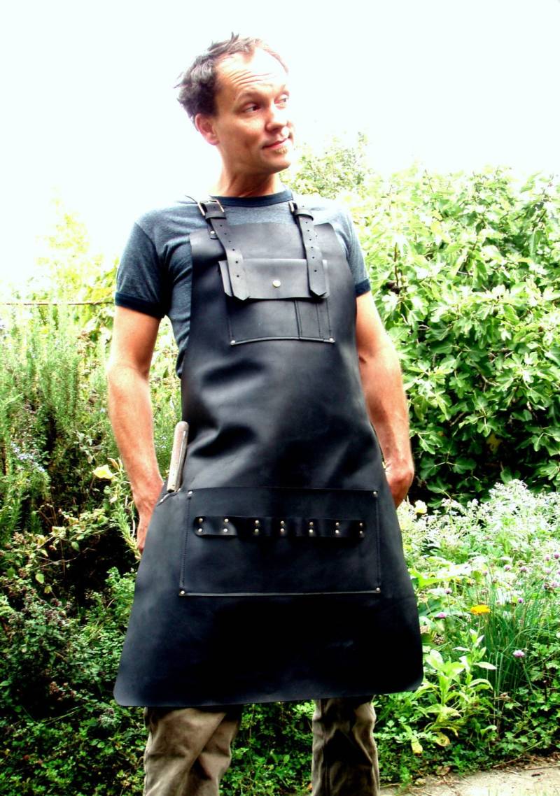 Grillschürze Aus Leder Mit Messerscheidetasche Grillschürze Aus Leder Mit Messerscheidetasche von CyclonaDesigns