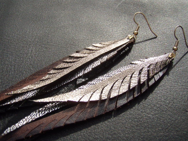 Lange Feder Ohrringe - Silber, Gold Und Braun von CyclonaDesigns