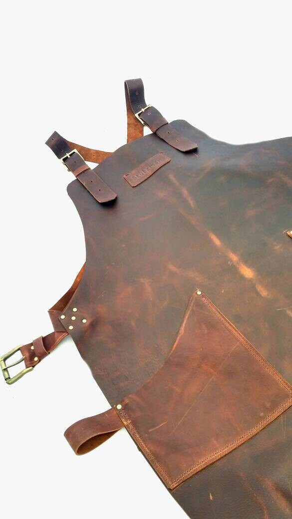 Leder-Arbeits-Schürze Mit Marken-Namensschild Leder-Arbeits-Schürze Mit Marken-Namensschild von CyclonaDesigns