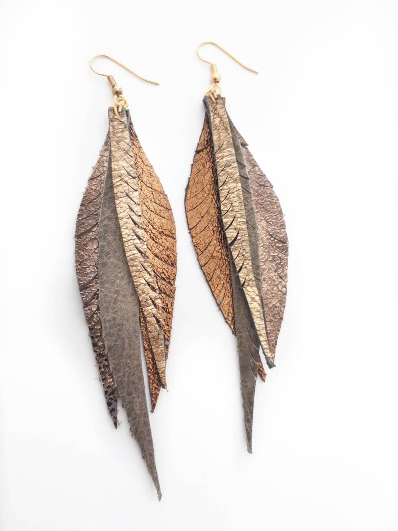 Leder-Feder-Ohrringe - Metallics Und Neutrales Grau Leder-Feder-Ohrringe - Metallics Und Neutrales Grau von CyclonaDesigns