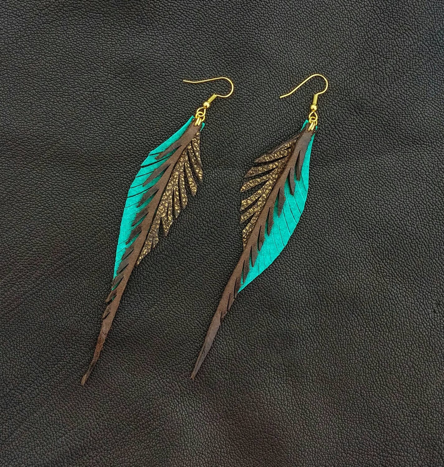 Leder Feder Ohrringe in Braun, Türkis Und Bronze Leder Feder Ohrringe in Braun, Türkis Und Bronze von CyclonaDesigns