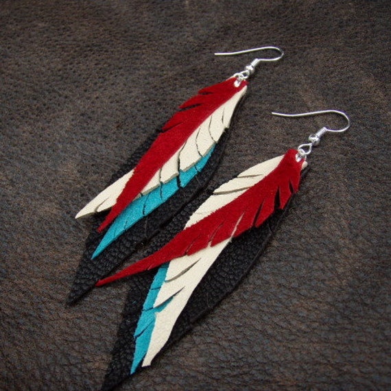 Rot, Türkis Und Creme Leder Feder Ohrringe Auf Schokoladenbraun Rot, Türkis Und Creme Leder Feder Ohrringe Auf Schokoladenbraun von CyclonaDesigns