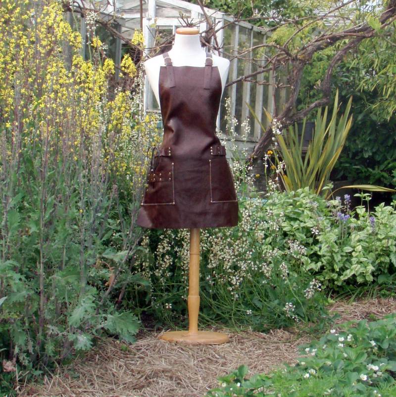 Schürze Für Stylistin Aus Leder Mit Werkzeugschlaufen Und Taschen, Schnallen Messing, Kreuzriemen von CyclonaDesigns