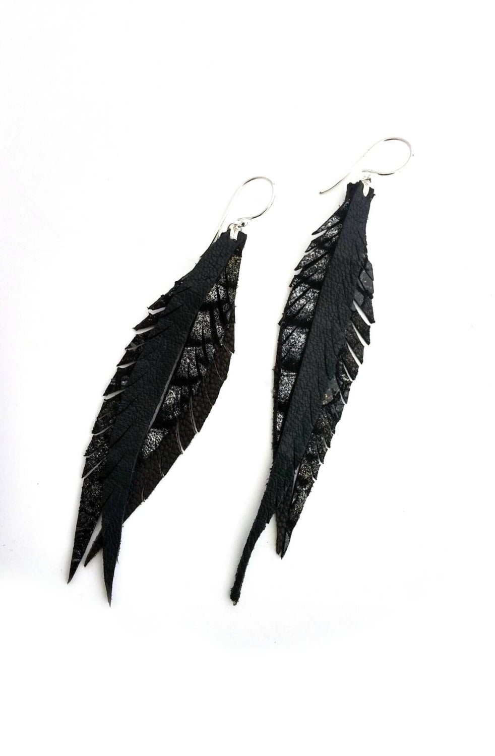 Schwarze Leder Feder Ohrringe Mit Sterling Silber Haken Und Ringe Schwarze Leder Feder Ohrringe Mit Sterling Silber Haken Und Ringe von CyclonaDesigns