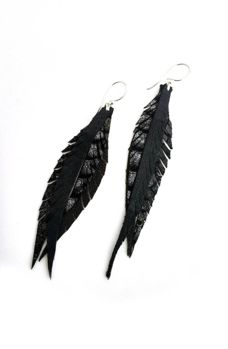 Schwarze Leder Feder Ohrringe Mit Sterling Silber Haken Und Ringe Schwarze Leder Feder Ohrringe Mit Sterling Silber Haken Und Ringe von CyclonaDesigns
