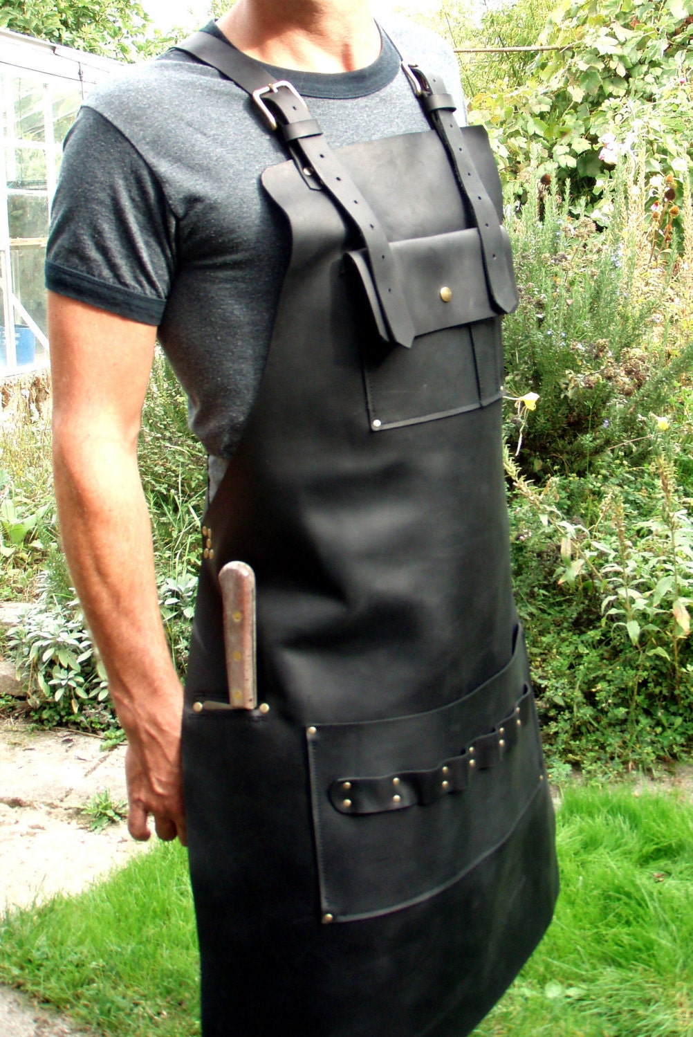 Schwarze Lederschürze Mit Messerscheidetasche Schwarze Lederschürze Mit Messerscheidetasche von CyclonaDesigns