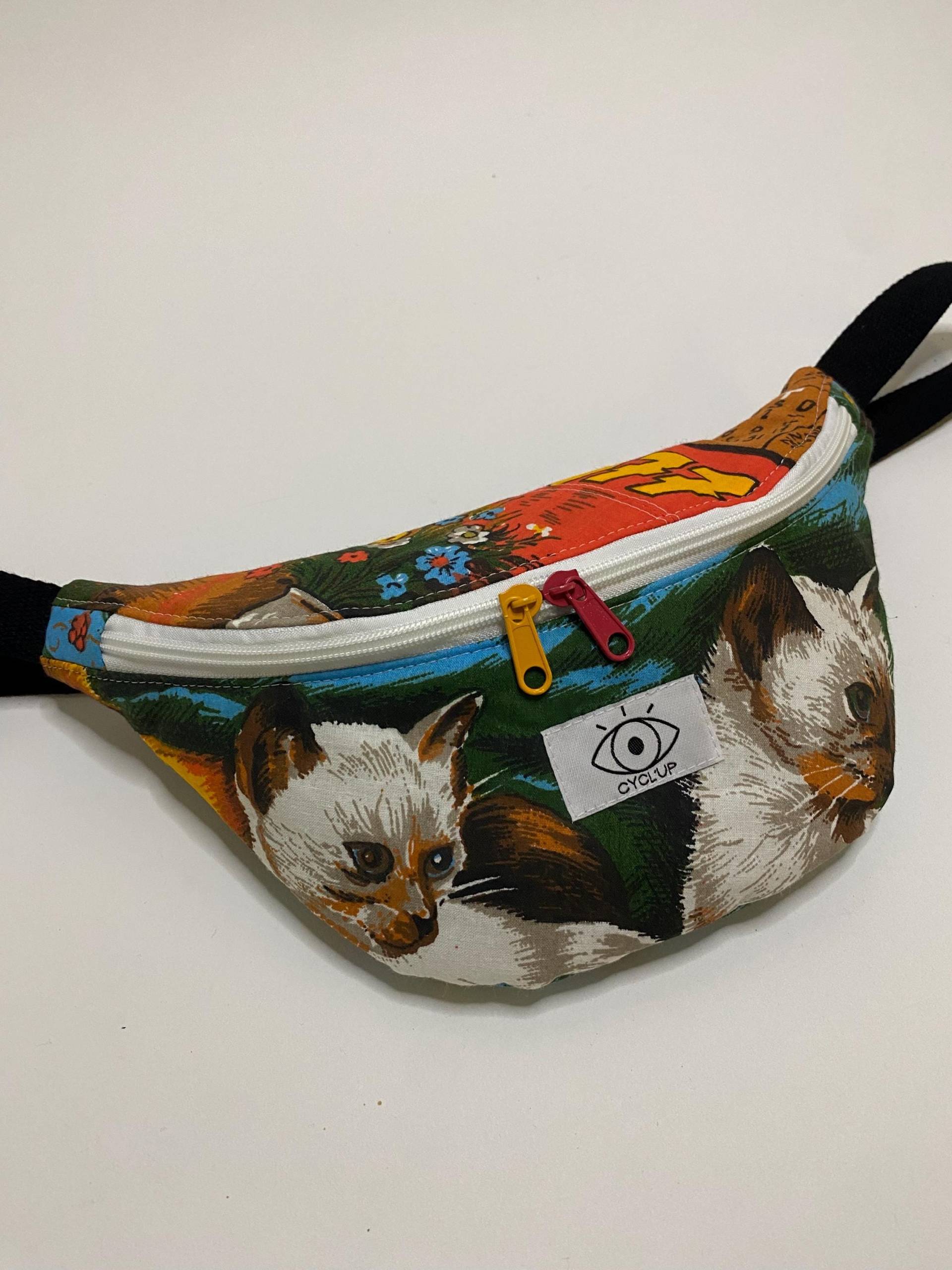 Vintage-Gürteltasche Mit Katzenkalender-Geschirrtuch - Upcycling, Unisex Und Handgefertigt Vintage-Gürteltasche Mit Katzenkalender-Geschirrtuch - Upcycling, Unisex Und Handgefertigt von Cyclupcycle