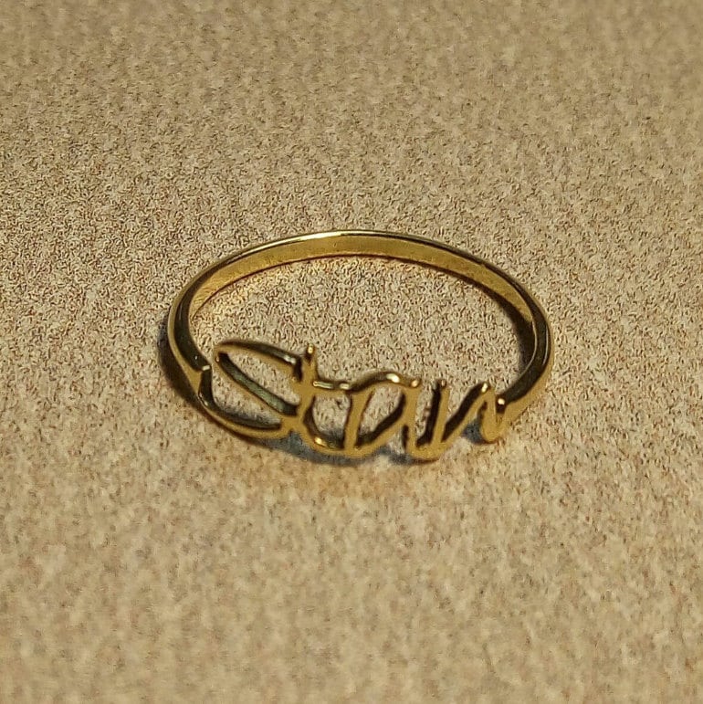 Personalisierter Namensring in Gold Als Trauerschmuck Oder Für Andere Anlässe Personalisierter Namensring in Gold Als Trauerschmuck Oder Für Andere Anlässe von CygneSilverDesign