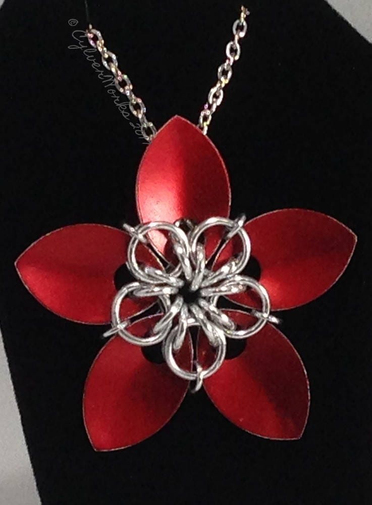 Kleine Scale-Blume-Anhänger Aus Eloxiertem Aluminium Kleine Scale-Blume-Anhänger Aus Eloxiertem Aluminium von CylverWorks