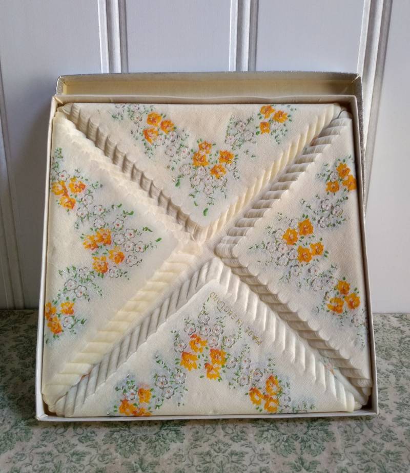 Vintage Papier Taschentücher/Servietten 20 Stück Made in England Hankies in Original Box Vintage Papier Taschentücher/Servietten 20 Stück Made in England Hankies in Original Box von CynSellsVintage