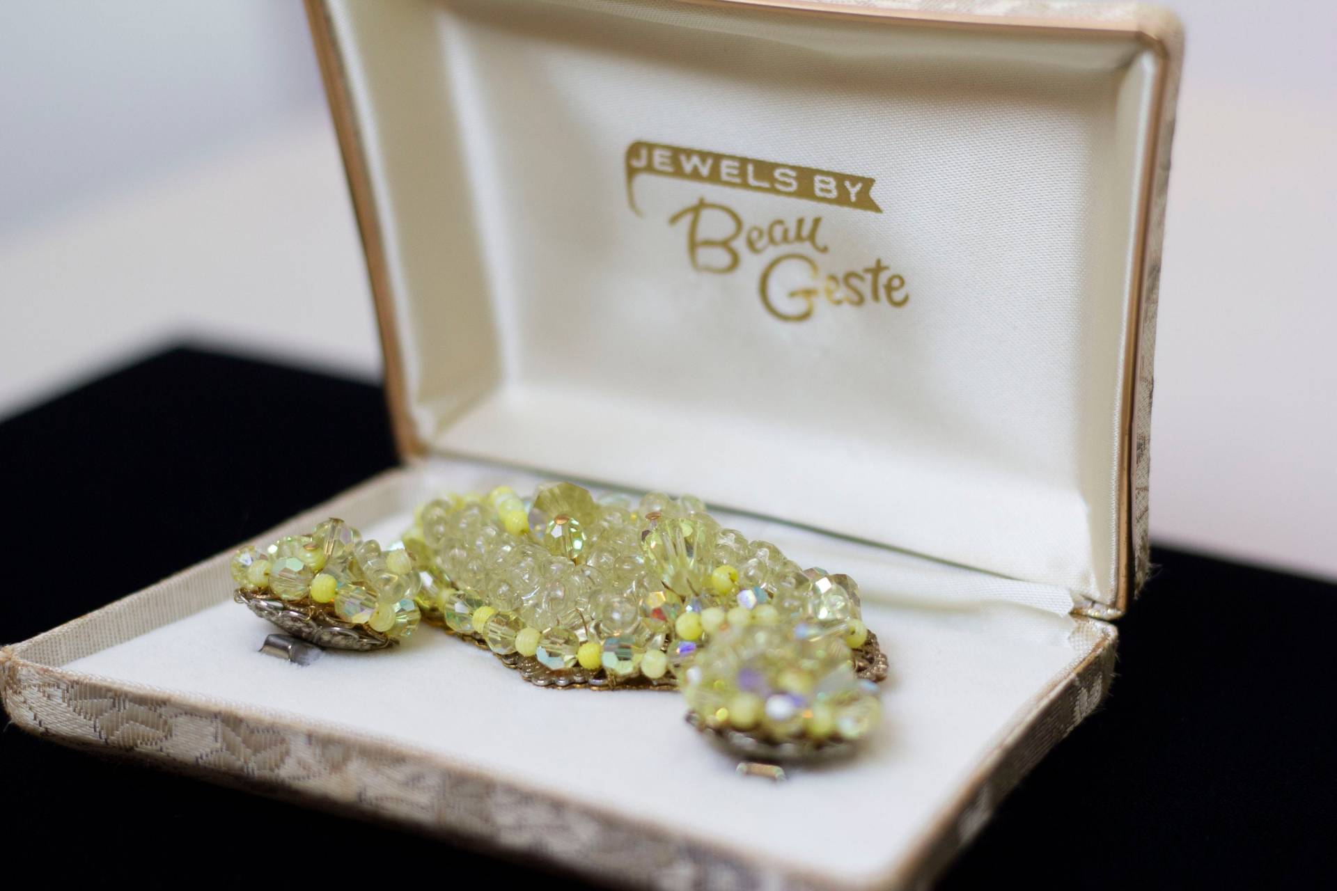 Vintage Signierte Beau Geste 1960Er Jahre Citrine Strass Brosche Und Ohrringe Set Vintage Signierte Beau Geste 1960Er Jahre Citrine Strass Brosche Und Ohrringe Set von CynsFinds