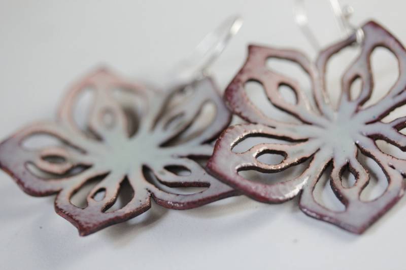 Durchbohrte Frühling Blume Ohrringe - Fackel Gebrannt Emaille von CynthiaDelGiudice