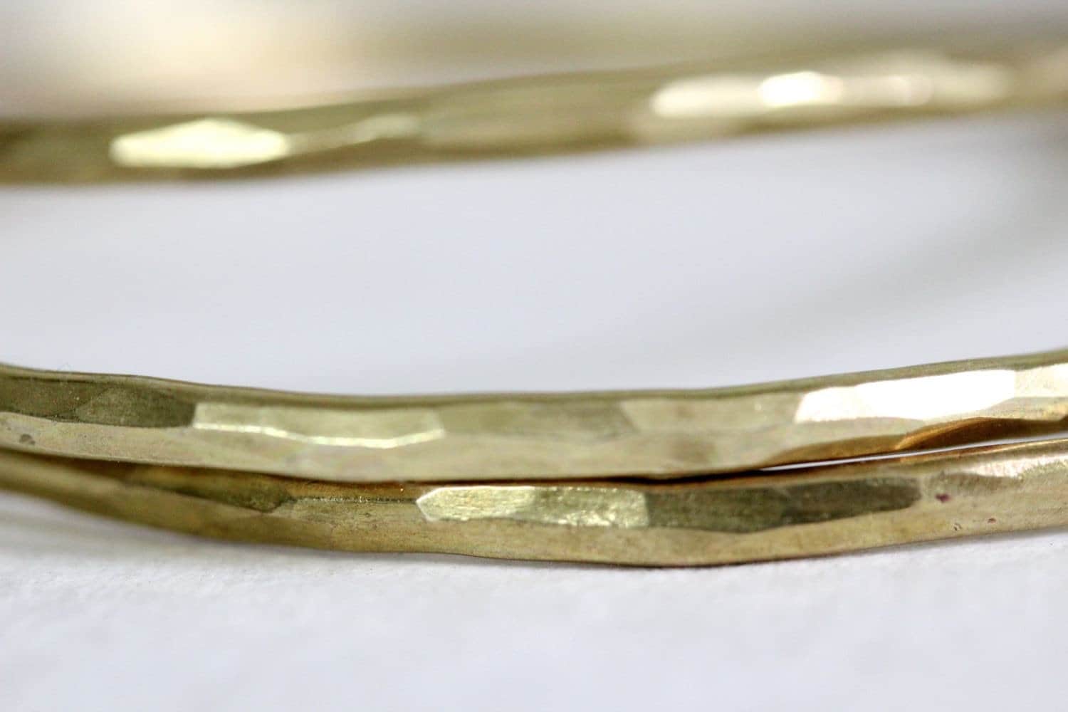 Gehämmertes Messing Armreifen - Facettierter Armreif Armband von CynthiaDelGiudice