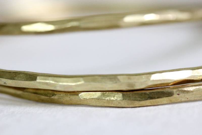 Gehämmertes Messing Armreifen - Facettierter Armreif Armband von CynthiaDelGiudice