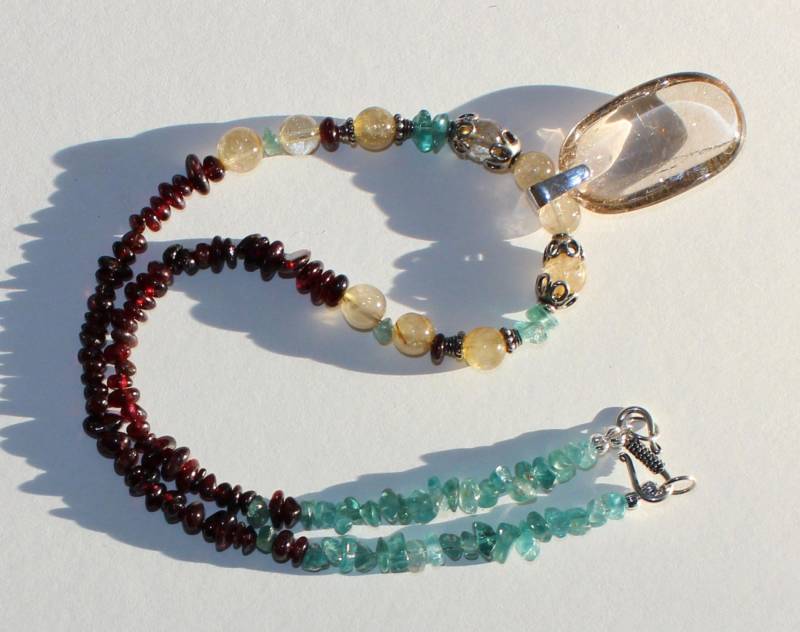 Rutilquarz, Goldene Quarz, Granat, Kyanit Und 925 Silber, Anhänger Halskette Rutilquarz, Goldene Quarz, Granat, Kyanit Und 925 Silber, Anhänger Halskette von CynthiaStudioDesign