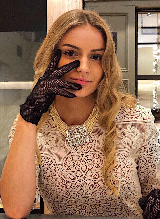 Wunderschöne Mehrsträngige Kunstperlen Halskette Mit Kristall-Akzent Wunderschöne Mehrsträngige Kunstperlen Halskette Mit Kristall-Akzent von CynthiaWoodDesign