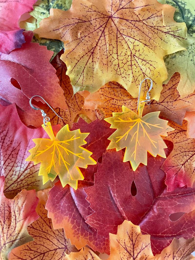 Herbst Ahorn Blatt Acryl Ohrringe - Sterling Silber von CynthiartsStudios