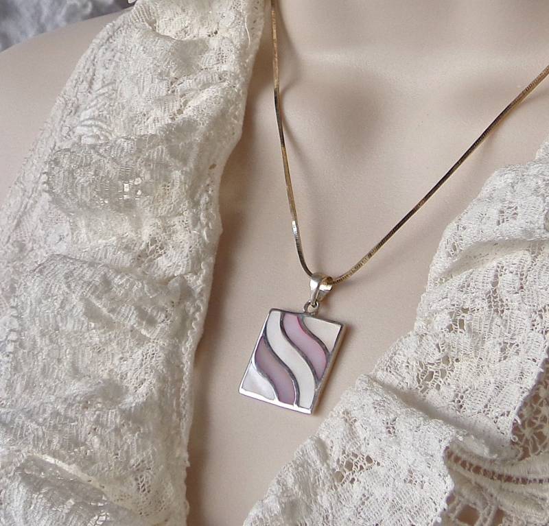 Rosa Vintage Emaille Halskette von CynthiasAttic