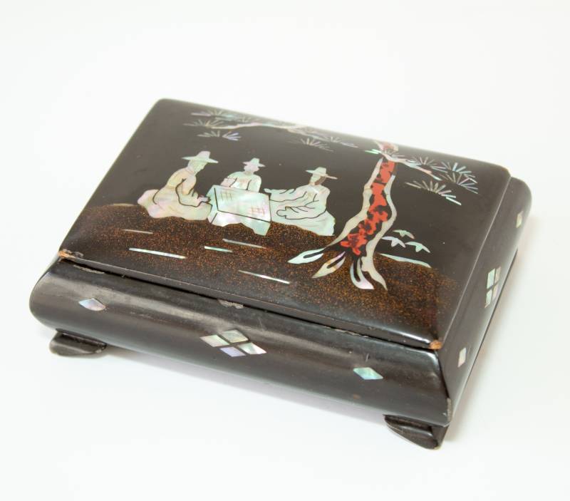 Vintage Schwarz Lack Box Perlmutt Design von CynthiasAttic