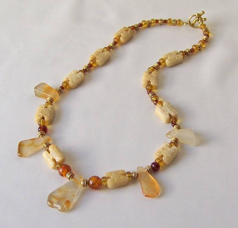 Vintage Achat Halskette Gelb Jade Geschnitzte Perlen von CynthiasAttic