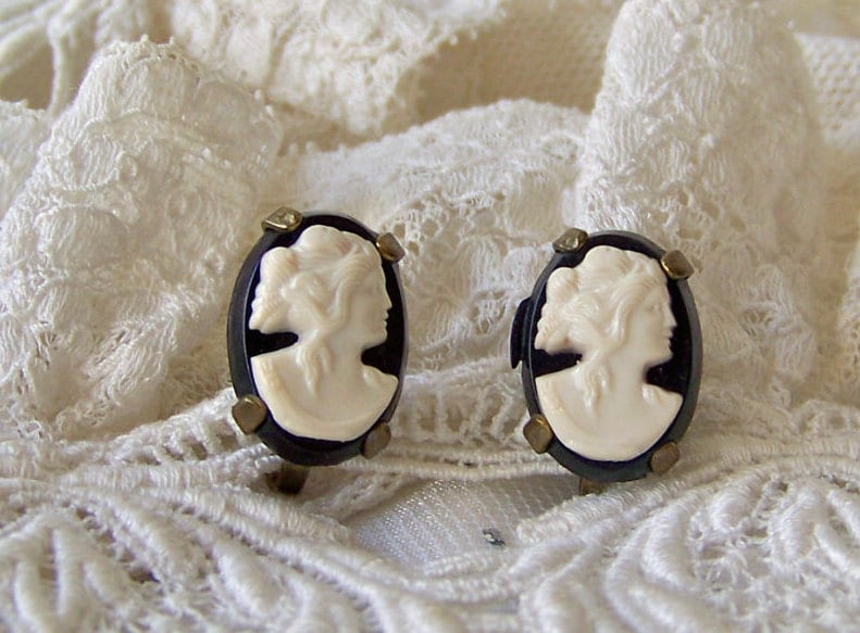 Vintage Celluloid Cameo Ohrringe Zuschrauben von CynthiasAttic