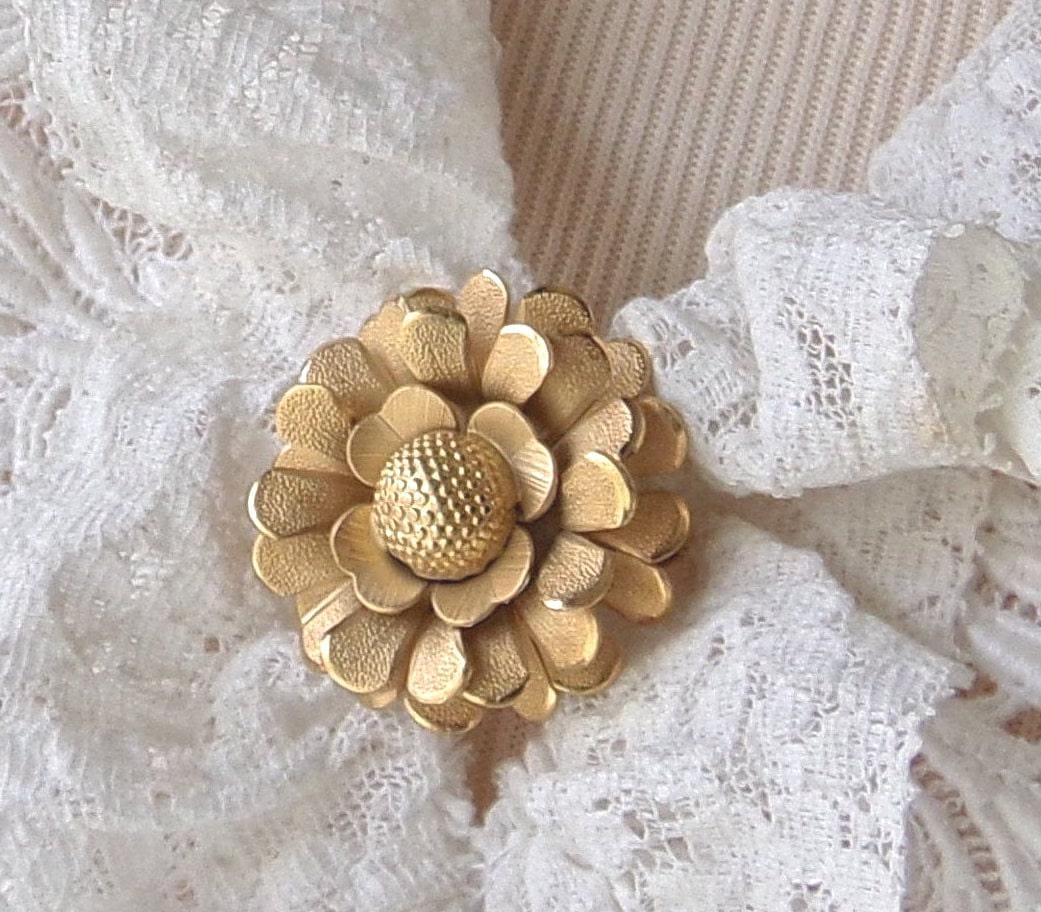 Vintage Gold Blumen Brosche 12Kt Gf Matt Und Polierte Blütenblätter von CynthiasAttic