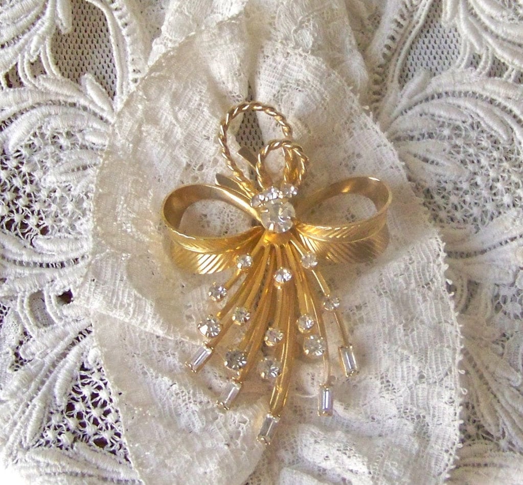Vintage Sarah Coventry Schleife Brosche Pin Signiert Vintage Sarah Coventry Schleife Brosche Pin Signiert von CynthiasAttic