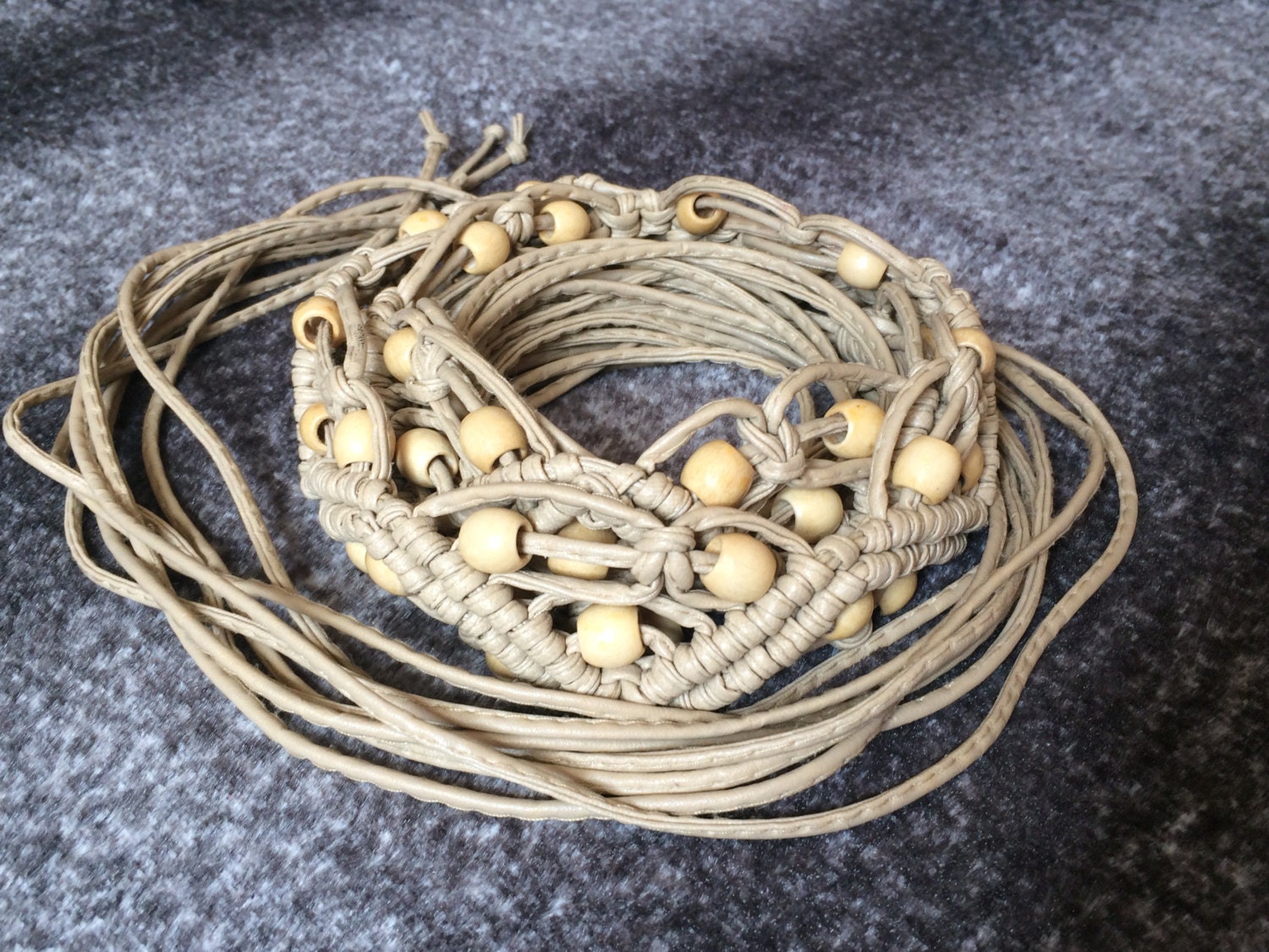 Leichten Braunen Geknoteten Gürtel Vegan Leder Boho Fringe Makramee Aus Kunstleder Holzperlen Hippie Wald Stammes Mode von Cynthyaa