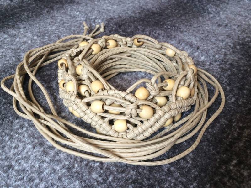 Leichten Braunen Geknoteten Gürtel Vegan Leder Boho Fringe Makramee Aus Kunstleder Holzperlen Hippie Wald Stammes Mode von Cynthyaa