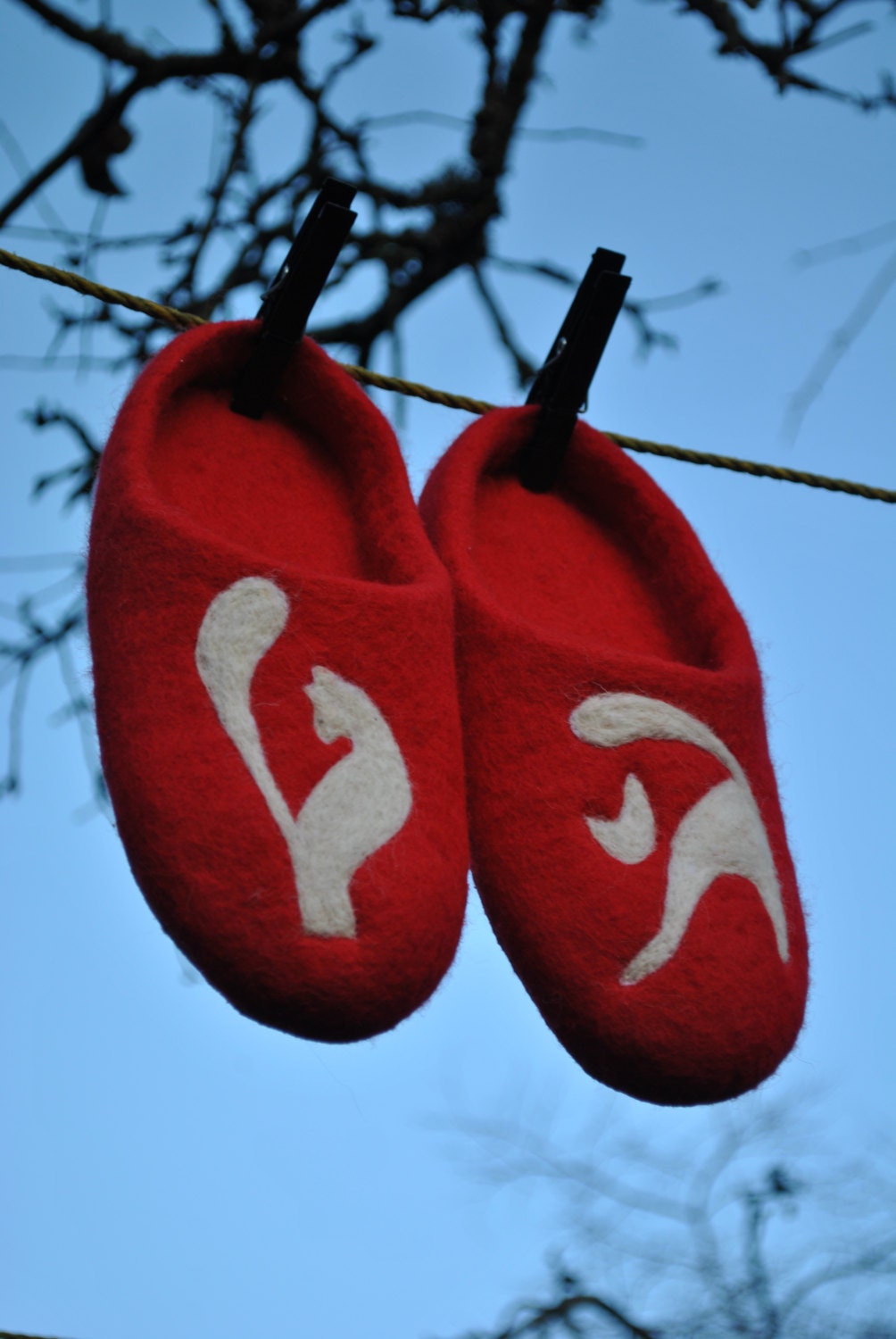 Rote Gefilzte Hausschuhe Mit Weißer Katze/ Eco Für Frauen/ Tolles Geschenk Sie/ Auf Bestellung von Cynthyaa