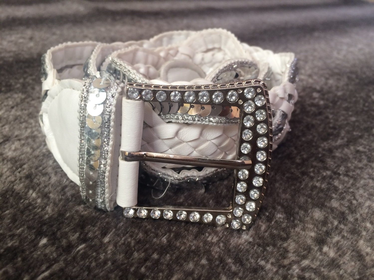 Weißen Geflochtenen Gürtel Mit Pailletten Vegan Kunstleder Taille Hüfte Mittlerer Größe Damen Vintage-Modeaccessoires von Cynthyaa