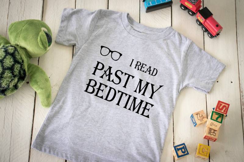 Ich Lesen Letzten Mein Vor Dem Schlafengehen Süßen Schlafen Buch Zitat Kurzarm Kinder T-Shirt von CypressKidsBoutique