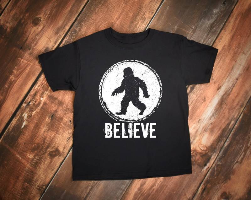 Süße Bigfoot Glauben Zeichnung Design Zitat Jugend Kurzarm T-Shirt von CypressKidsBoutique