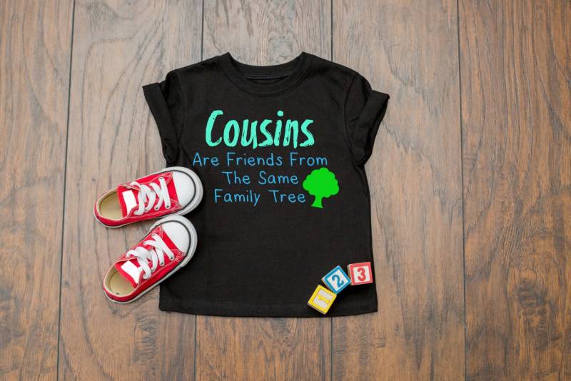 Süße Cousins Sind Freunde Aus Der Gleichen Stammbaum Zitat Zeichnung Kurzarm Kinder T-Shirt von CypressKidsBoutique