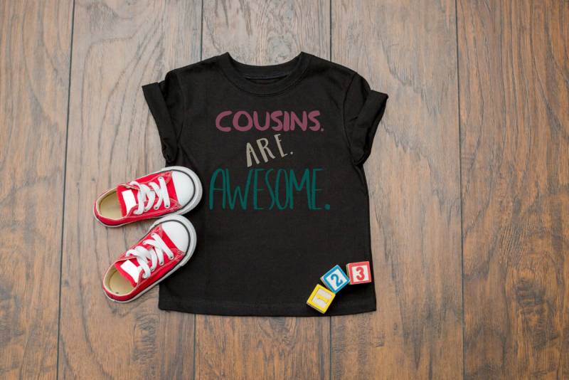 Süße Cousins Sind Genial Lustige Zitat Kurzarm Kinder T-Shirt von CypressKidsBoutique