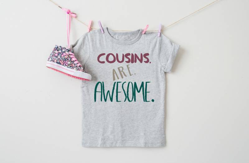 Süße Cousins Sind Genial Lustiges Zitat Jugend Kurzarm T-Shirt von CypressKidsBoutique