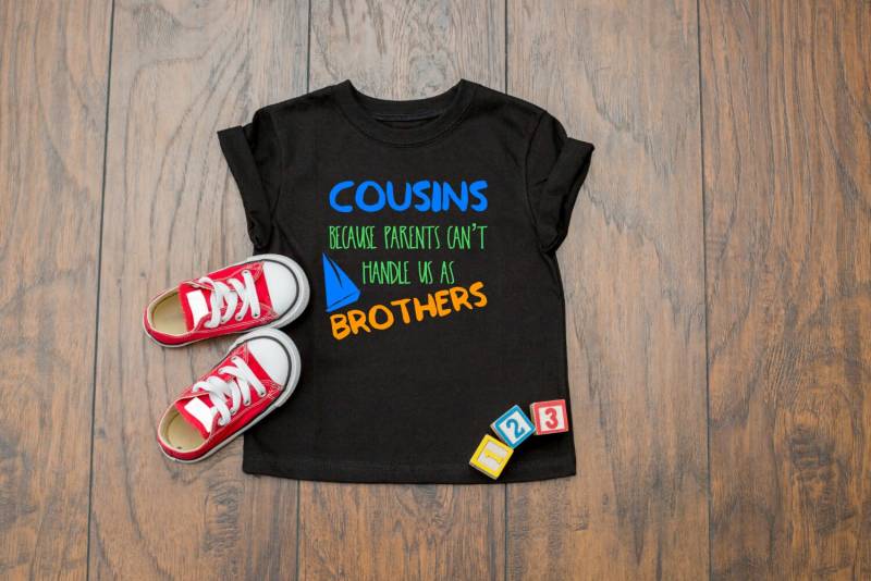 Süße Cousins Weil Eltern Can't Griff Uns Als Brüder Zitat Kurzarm Kinder T-Shirt von CypressKidsBoutique