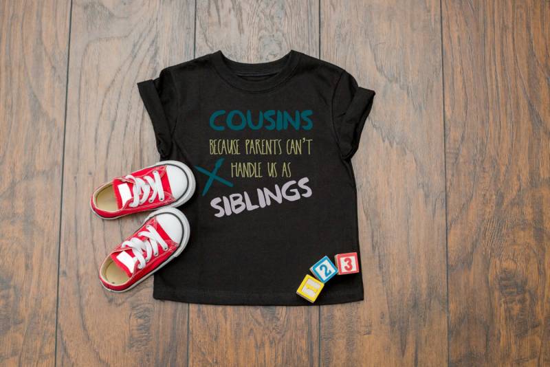 Süße Cousins Weil Eltern Can't Griff Uns Als Geschwister Zitat Kurzarm Kinder T-Shirt von CypressKidsBoutique