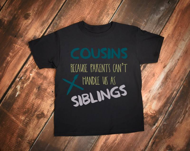 Süße Cousins Weil Eltern Uns Nicht Umgehen Können, Wie Geschwister Jugend Kurzarm T-Shirt Zitat von CypressKidsBoutique