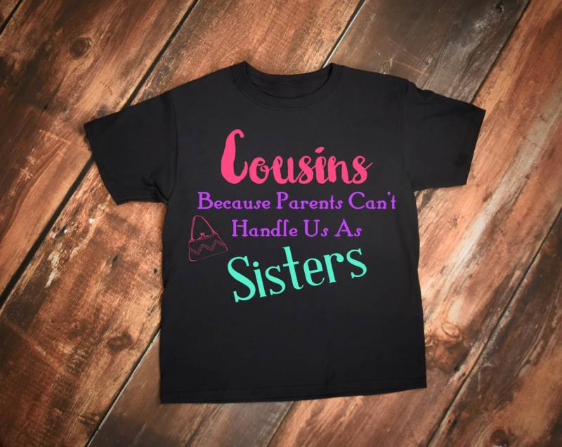 Süße Cousins Weil Eltern Uns Nicht Umgehen Können, Wie Schwestern Jugend Kurzarm T-Shirt Zitat von CypressKidsBoutique