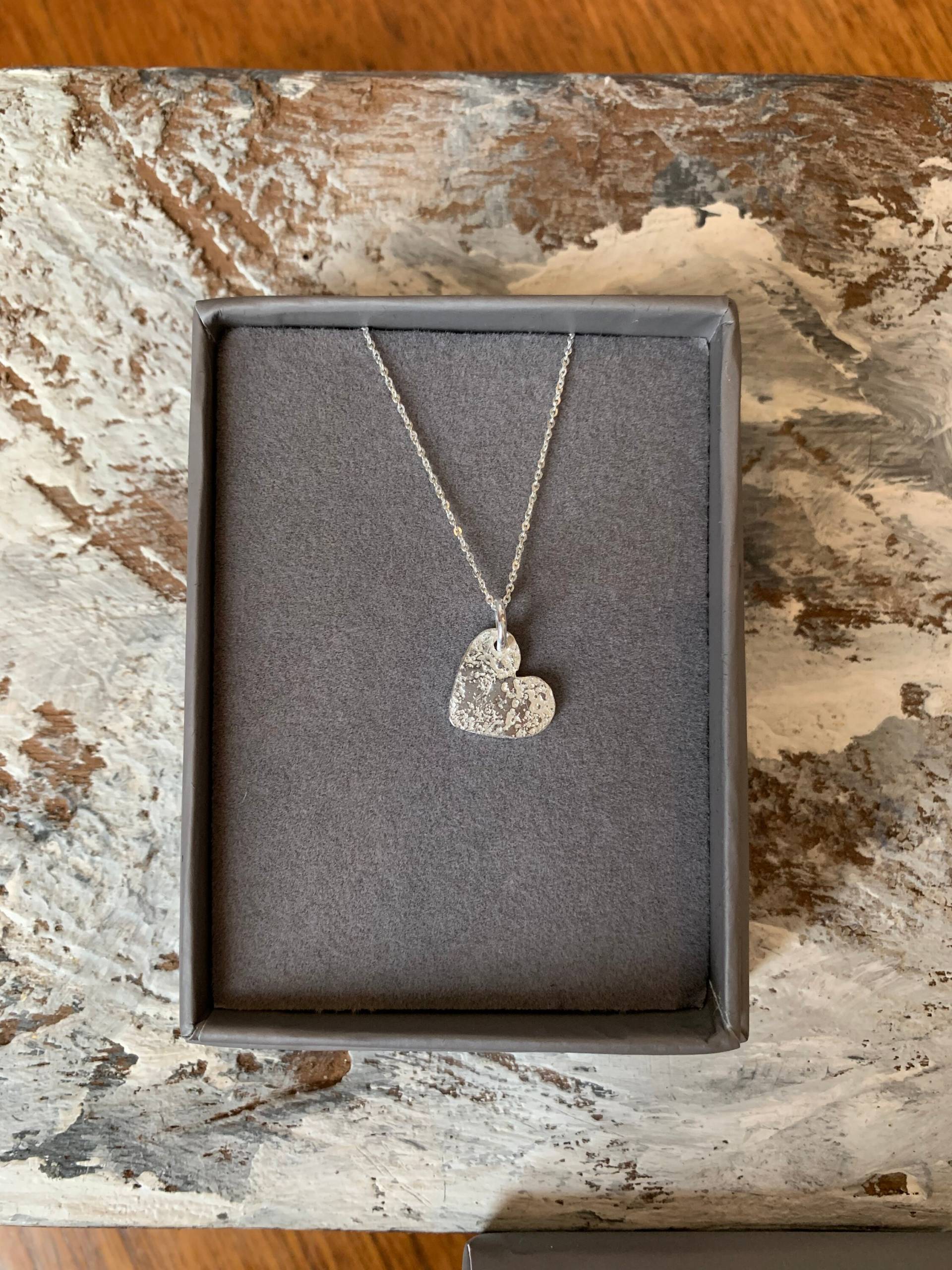 Hand Geschnitten Sterling Silber Herz Anhänger - Auf Silberkette Hand Geschnitten Sterling Silber Herz Anhänger - Auf Silberkette von CyrilynSilver