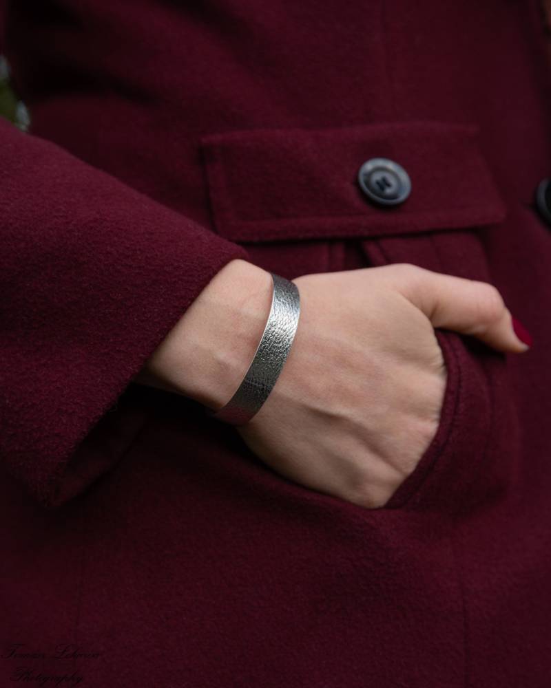 Lace Cuff - Sterling Silber Armband Mit Nottingham Spitze Aufgedruckt. Dieser Verstellbare Armreif Ist Wunderschön Originell Und Elegant Lace Cuff - Sterling Silber Armband Mit Nottingham Spitze Aufgedruckt. Dieser Verstellbare Armreif Ist Wunderschön Originell Und Elegant von CyrilynSilver