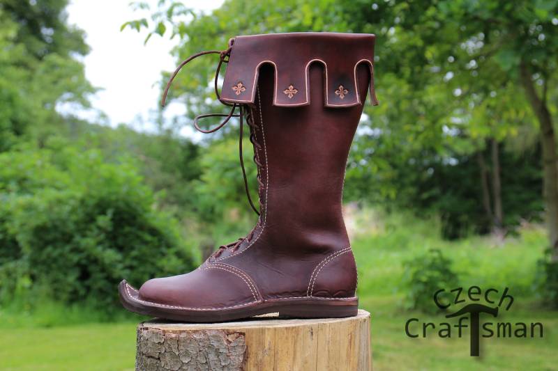 Mittelalterliche Spitzenstiefel Mit Verzierten Manschetten von CzechCraftsman