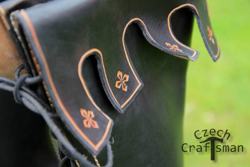 Mittelalterliche Spitzenstiefel Mit Verzierten Manschetten, Runde Spitze von CzechCraftsman