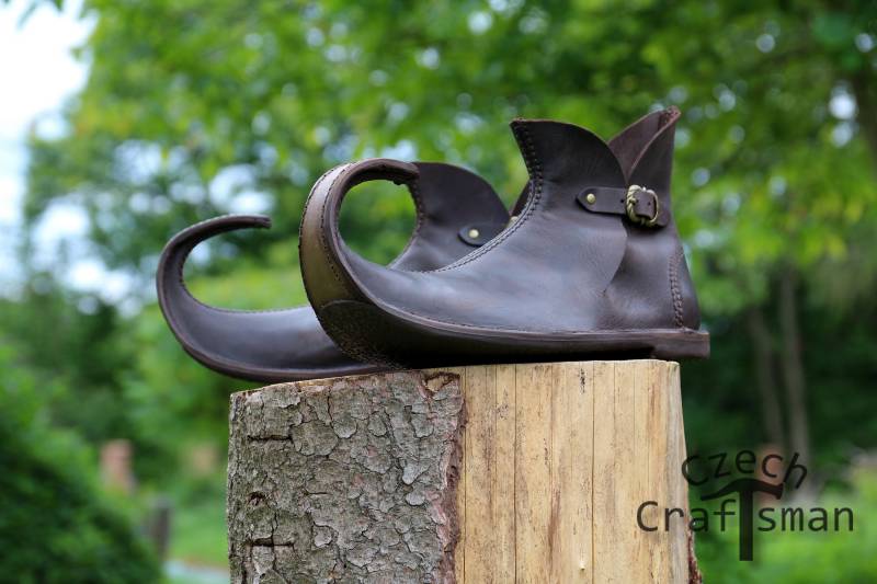Poulaines Mit Markant Gebogenen Spitzen von CzechCraftsman