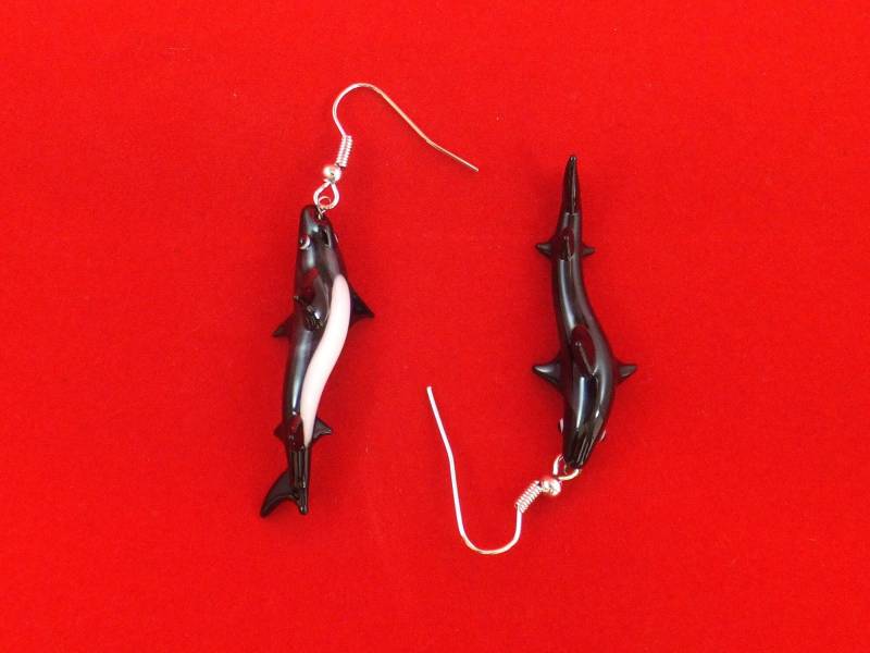 Schwarz Weiß Hai Glas Ohrringe, Niedliche Mini Tiere Ohrringe von CzechGlassShop