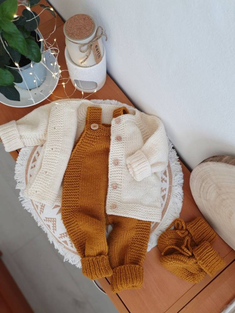 Handgestricktes Baby Wolle Outfit Overall, Mütze, Bluse & Socken | 0-3 Monate von CzechToys
