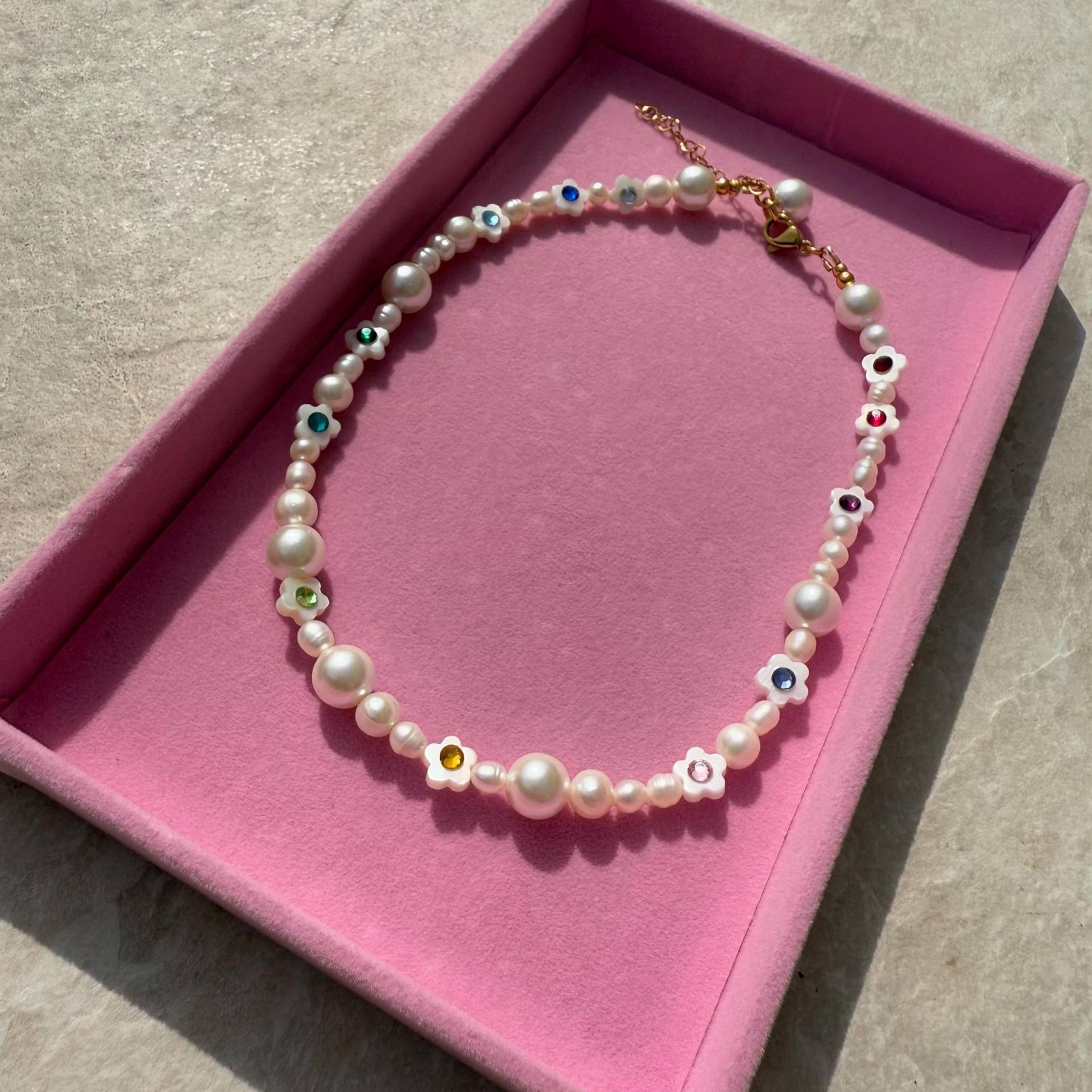 Bunte Perlenkette Mit Süßwasserperlen Und Blumen, Blumenkette, Handgemachte Perlenhalskette, Sommer Halskette, Boho Perlschmuck Bunte Perlenkette Mit Süßwasserperlen Und Blumen, Blumenkette, Handgemachte Perlenhalskette, Sommer Halskette, Boho Perlschmuck von DAIXO