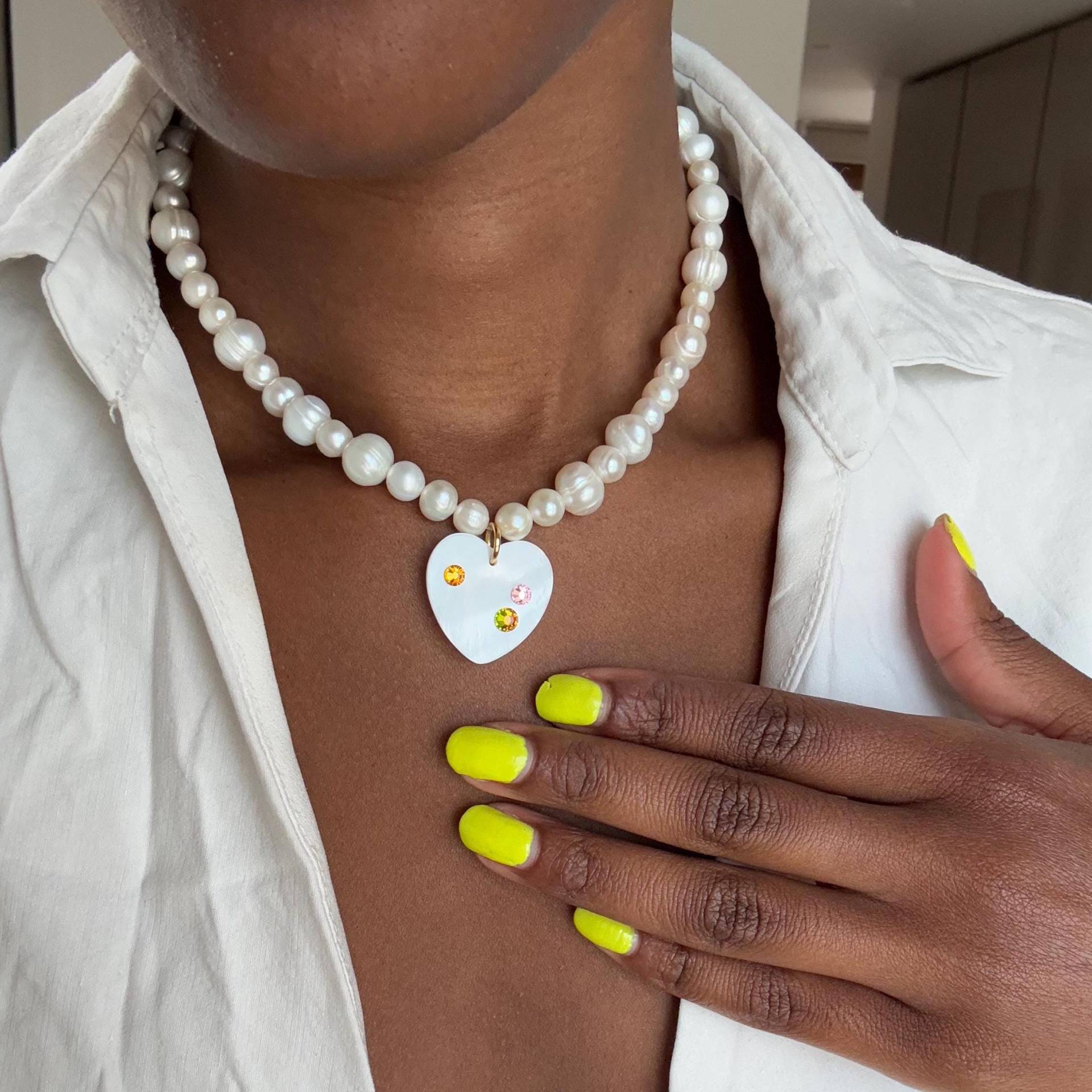 Elegante Süßwasserperlenkette - Perlmutt Herz Anhänger Mit Bunten Kristallakzenten, Handgemachter Schmuck, Geschenk Für Sie, Zarter Look von DAIXO